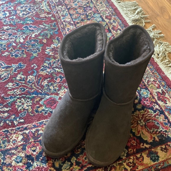 Bearpaw Emma Short chocolate suede boots. NWOT, inside sheep skin. - Picture 2 of 9